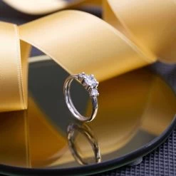 14 Karaat Witgouden Ring Met 3 Zirkonia Stenen -SieradenSpot Korting 14 karaat witgouden ring met 3 zirkonia stenen 2