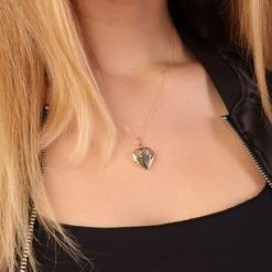 9 Karaat Ketting Met Hartmedaillon Met Bloemen -SieradenSpot Korting 9 karaat ketting met hartmedaillon met bloemen 1