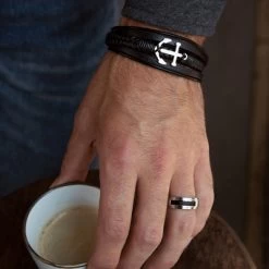 Voorkant -SieradenSpot Korting gerecycled stalen herenring met zwarte kabel 1