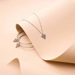 Guess Stalen Ketting Met Triangel Hanger -SieradenSpot Korting guess stalen ketting met triangel hanger 4