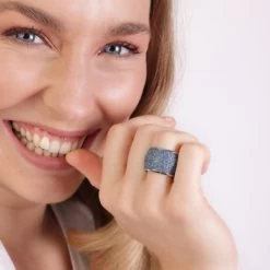 Voorkant -SieradenSpot Korting stalen ring met blue mineral powder 1